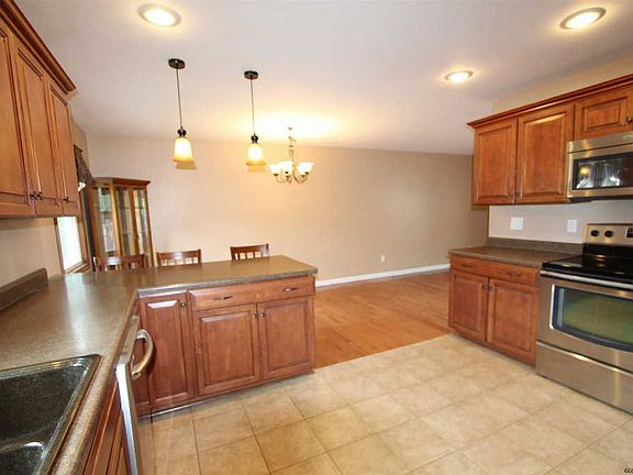 5th image of 7 Amy Marie Ct