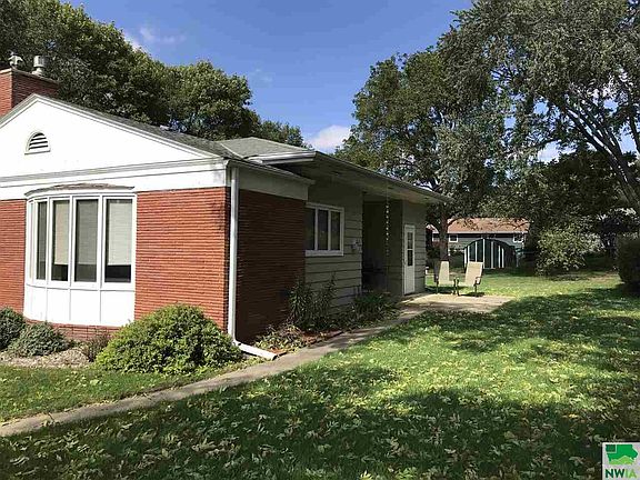 3rd image of 705 4th St SE