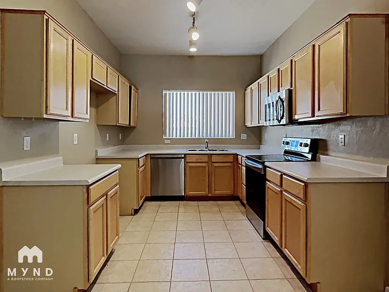 685 E Cantebria Dr — Photo 9