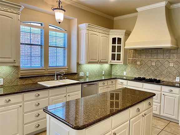 4th image of 213 Versailles Ln