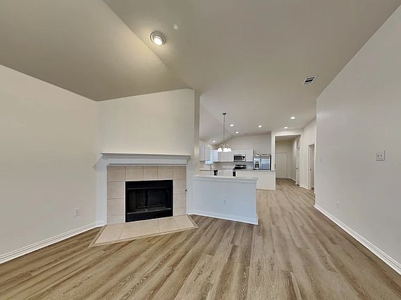 3rd image of 1526 W Ainsworth St