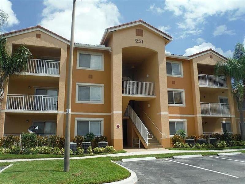 1st image of 251 SW Palm Dr APT 202