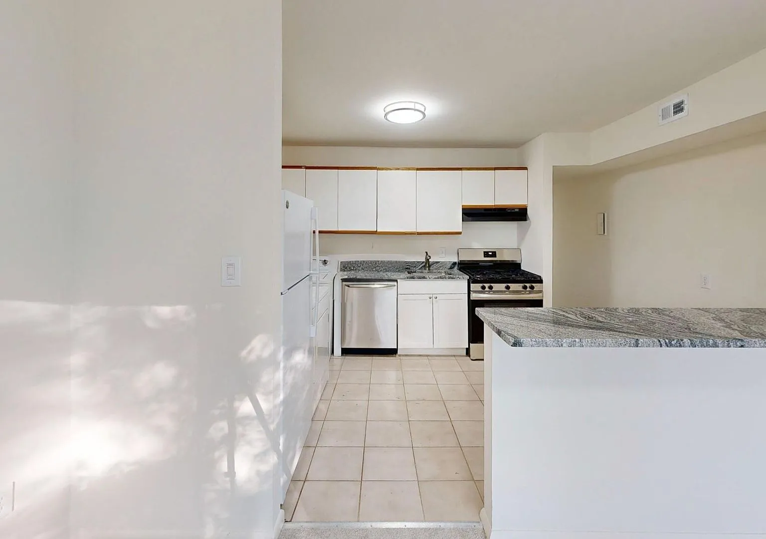 Fresh and ready 2Bed/1Bath - Close to Metro, Shopping, and Dining! — Photo 2