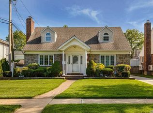 123 Aster Dr, New Hyde Park, NY 11040