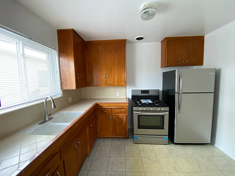 1614 E 1st St #2 — Photo 4
