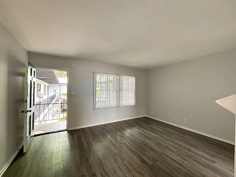 7056 Lanewood Ave — Photo 13