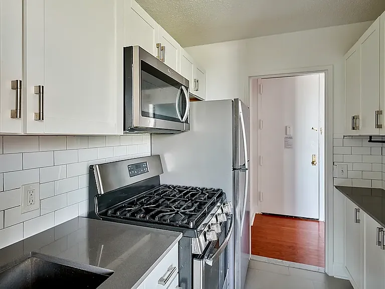 1954 1st Ave #5Y — Photo 2