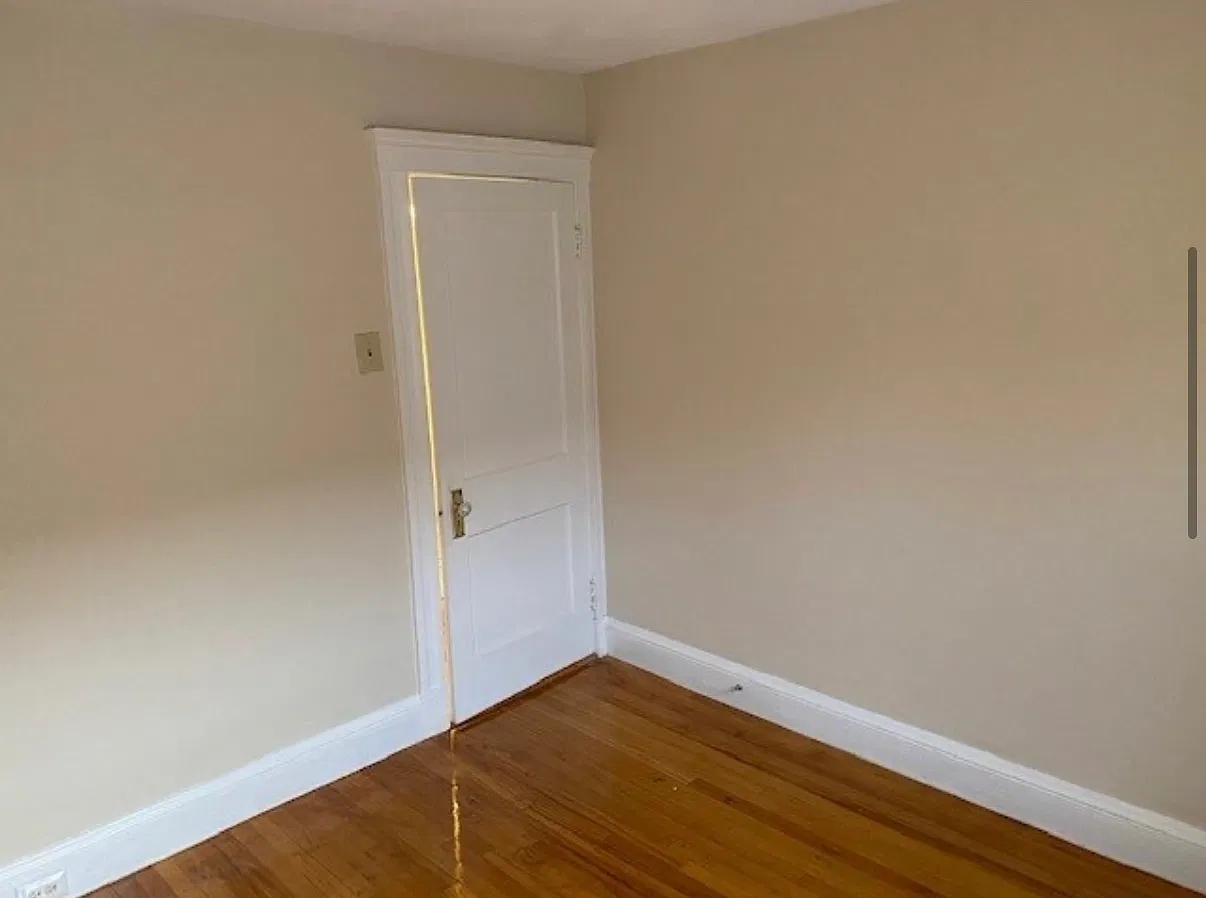 3 bed, 1025 sqft, $3,300 — Photo 2