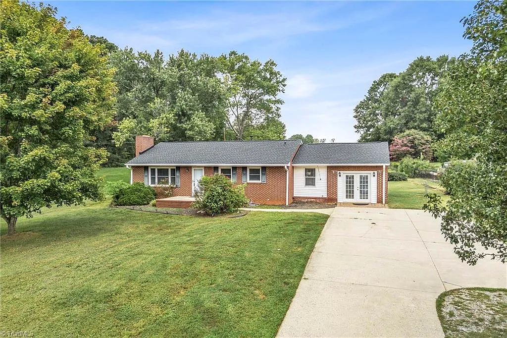 3 bed, 1.5 bath, 1608 sqft, $1,650 — Photo 2