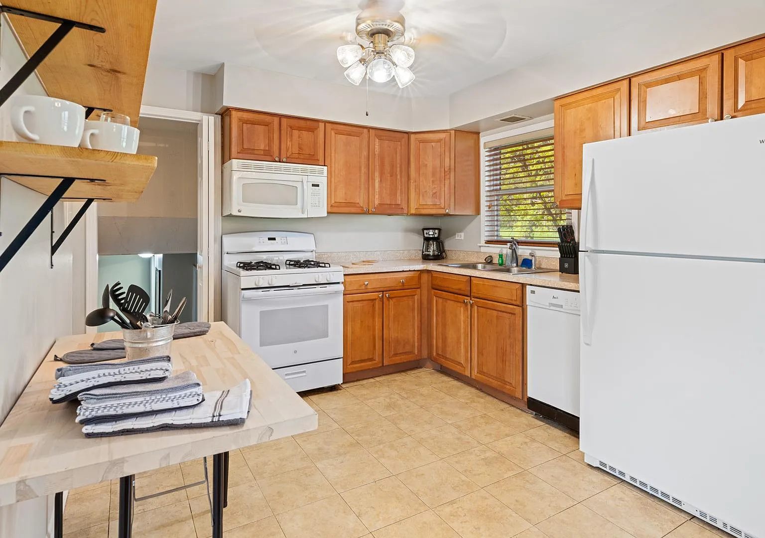 3 bed, 1625 sqft, $5,995 — Photo 3