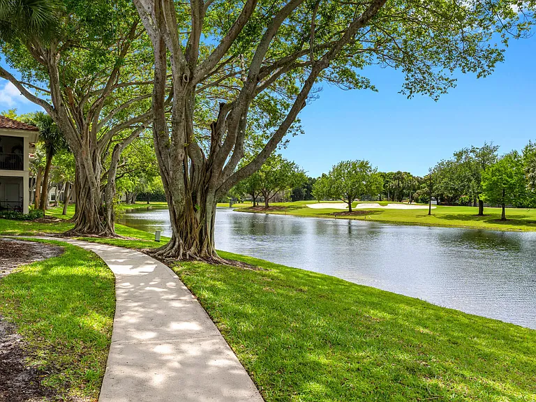 Mizner Court — Photo 33
