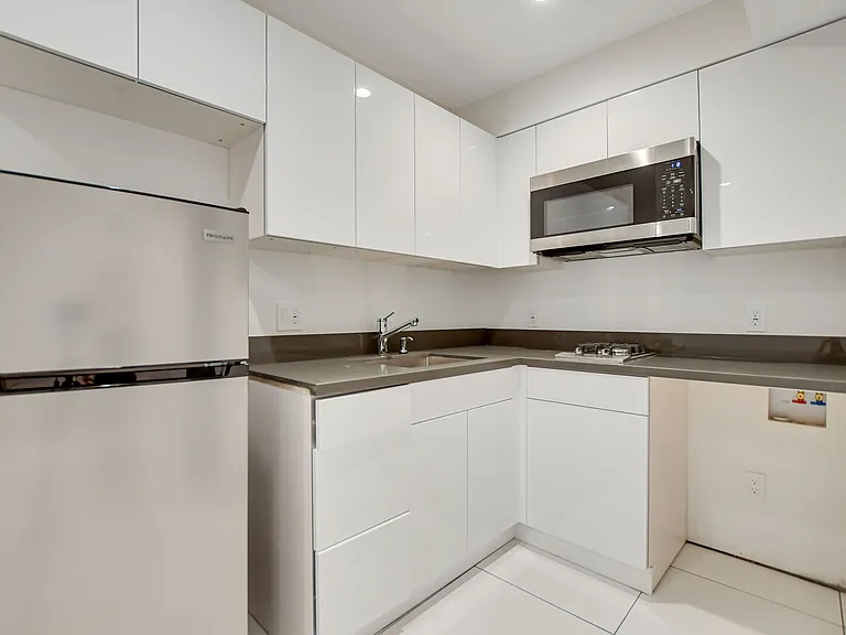 946 S Ridgeley Dr #106 — Photo 3