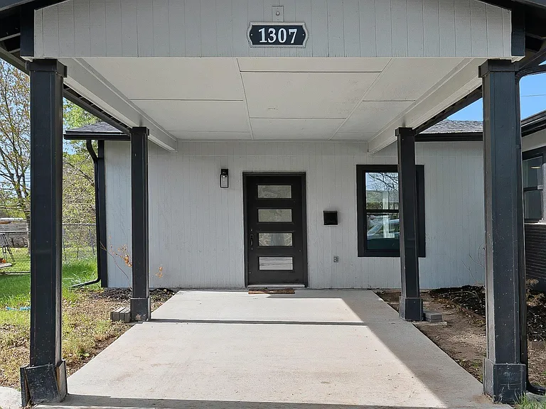 1307 Yorkshire Dr — Photo 4