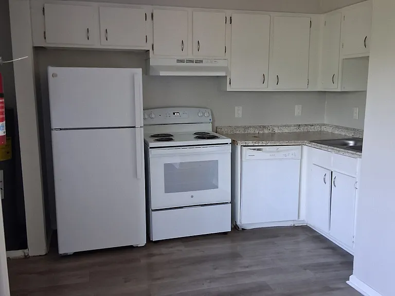 1053 Harold Dr — Photo 6