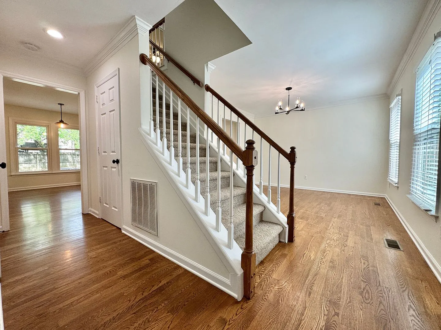4 Bedroom Home w/ Luxury Kitchen in Downtown Franklin. — Photo 3
