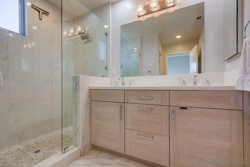 4 bed, 1900 sqft, $10,000 — Photo 3