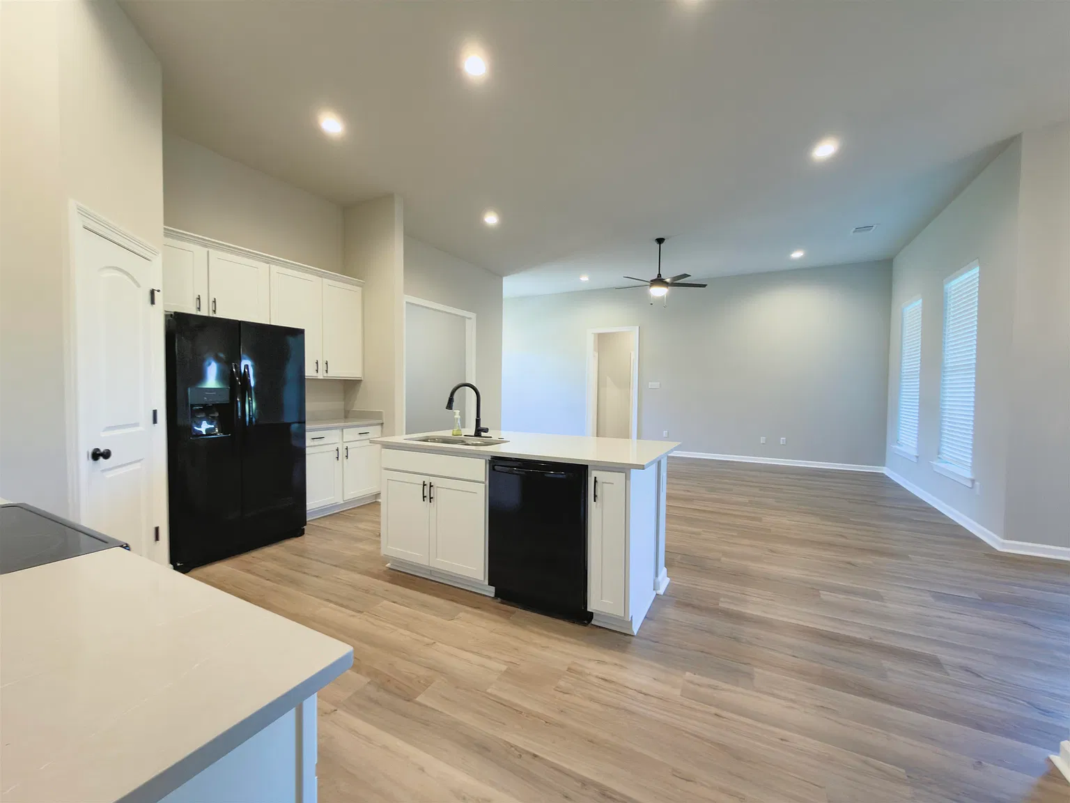 3 bed, 1887 sqft, $2,000 — Photo 2