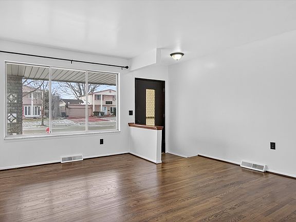 4th image of 2995 Groves Dr
