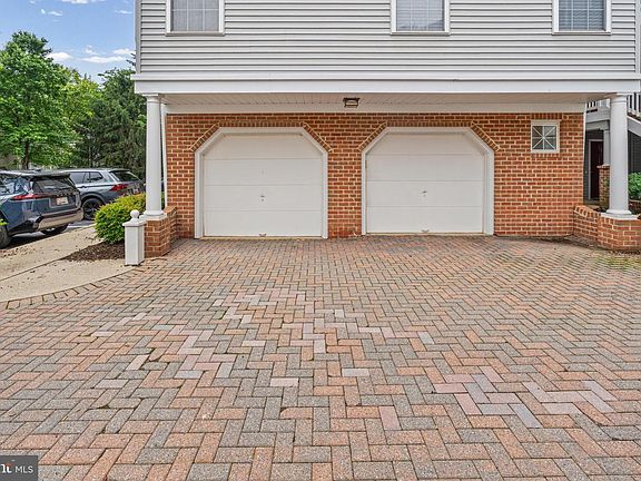 3rd image of 5804 Wyndham Cir Unit 202