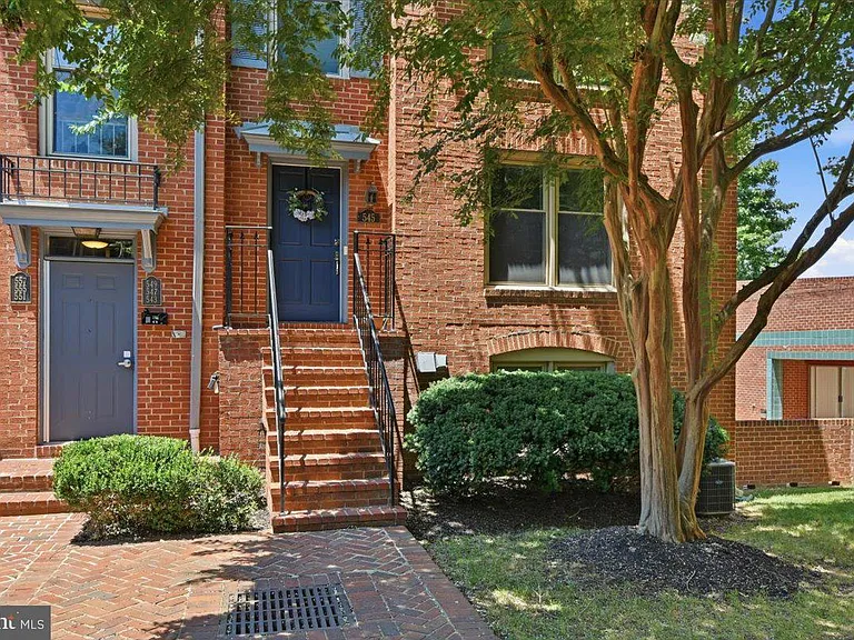 545 Colecroft Ct — Photo 2