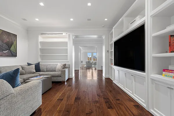 Sold by Sloane Square | media 6