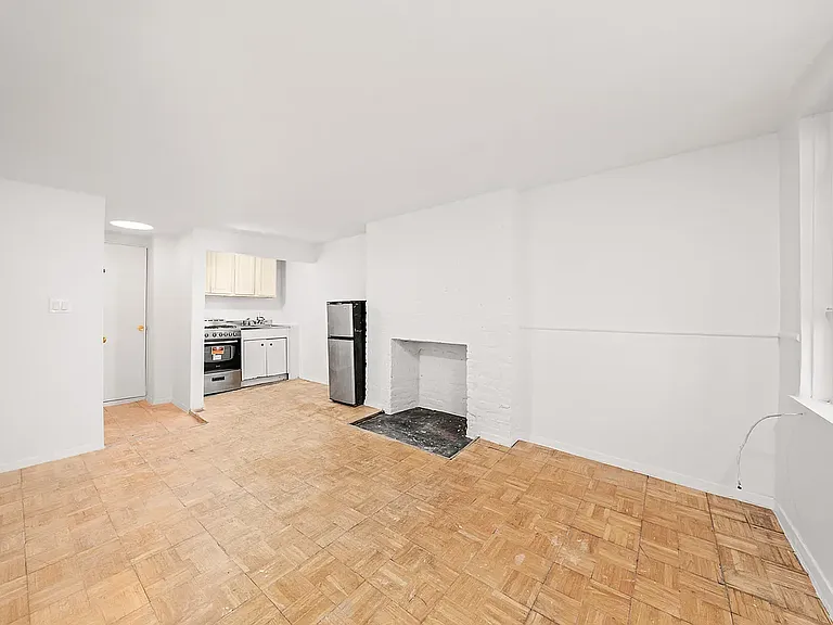 430 E 13th St #4R — Photo 1