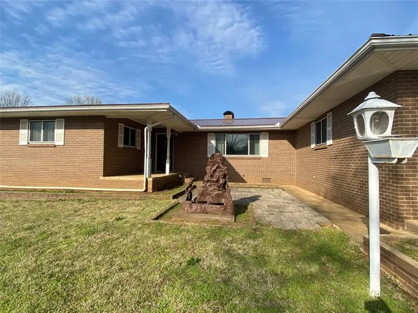 407 N Hughes St, Huntsville, AR 72740