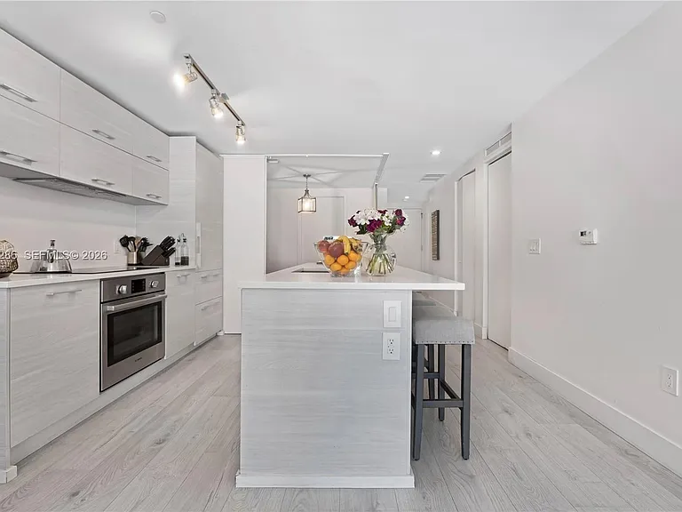650 NE 32nd St #703 — Photo 4