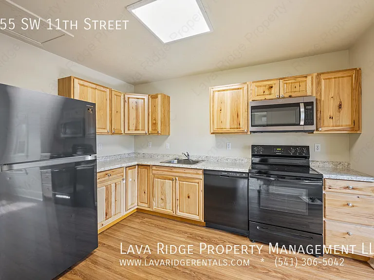 655 SW 11th St — Photo 6