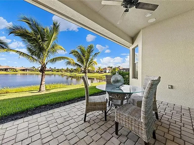 8150 Venetian Pointe Dr — Photo 2