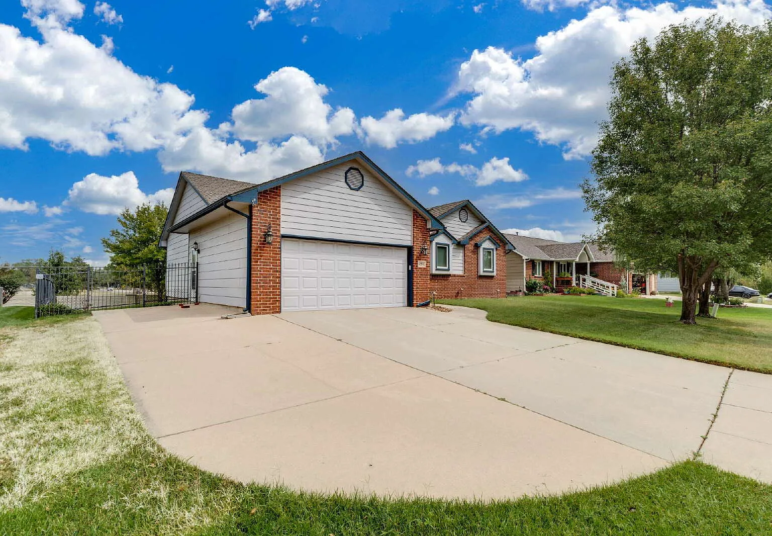 4 bed, 3.0 bath, 2812 sqft, $2,595 — Photo 2