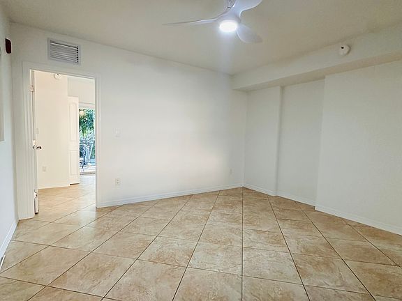 5th image of 948 Bay Dr #12