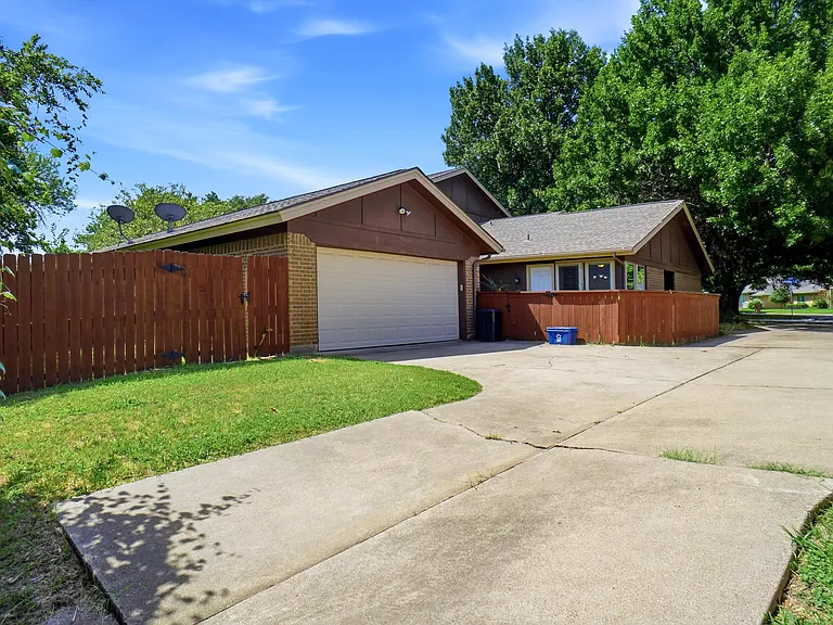 6430 Lago Vista Dr — Photo 12