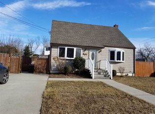 396 Albany Ave, Lindenhurst, NY 11757