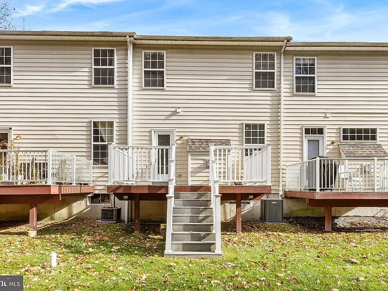 271 Yorktown Ct — Photo 36