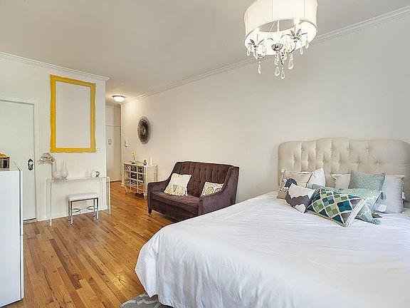 3rd image of 335 W 21st St #2