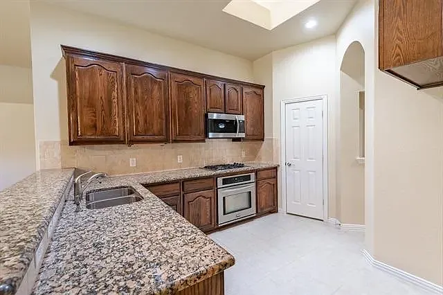 901 Witherby Ln — Photo 28