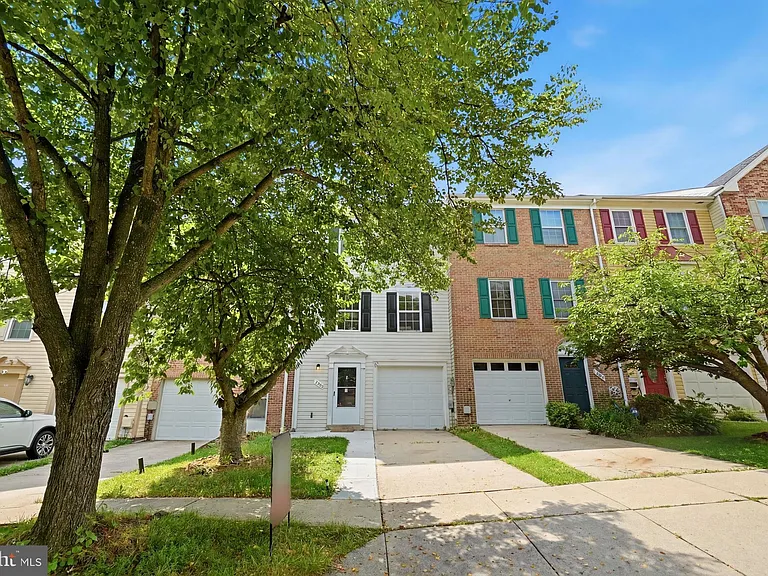 14247 Oxford Dr — Photo 2