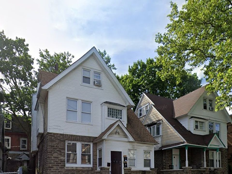 2nd Floor 2-bedroom apartment in this Single 3 story apartment building..