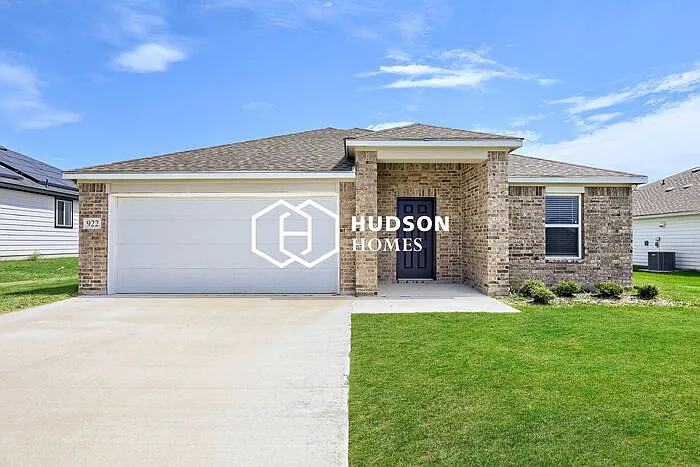 3 bed, 2.0 bath, 1600 sqft, $1,549 — Photo 1