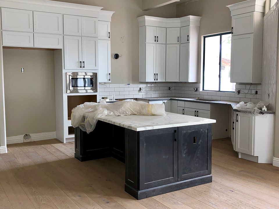 Two- tone kitchen w/ quartz 