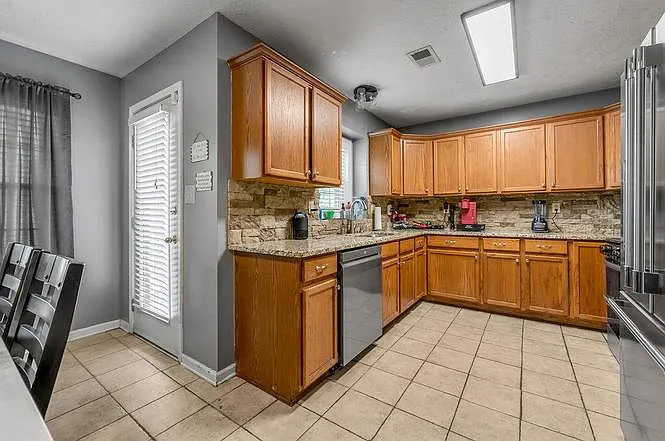 4 bed, 1876 sqft, $2,400 — Photo 4
