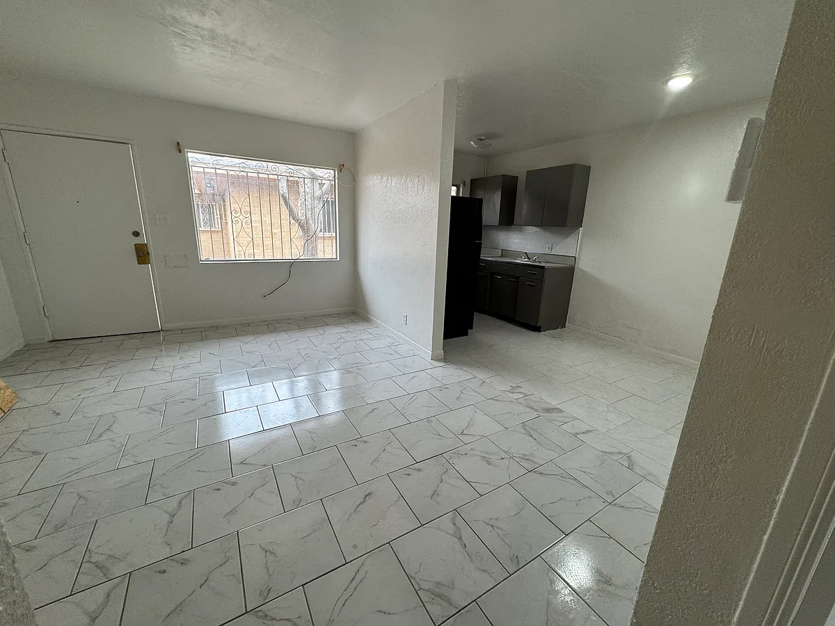 Building Photo - 1501 N Oregon St #5