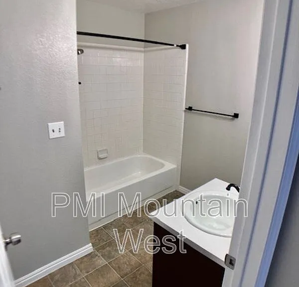 567 N 200 E #3 — Photo 28