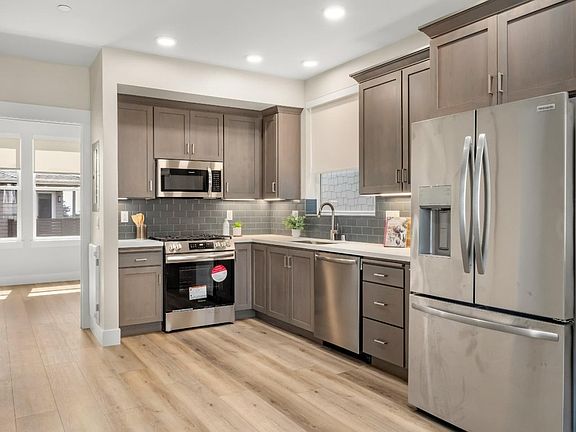 4th image of 136 Aptos Village Way #1