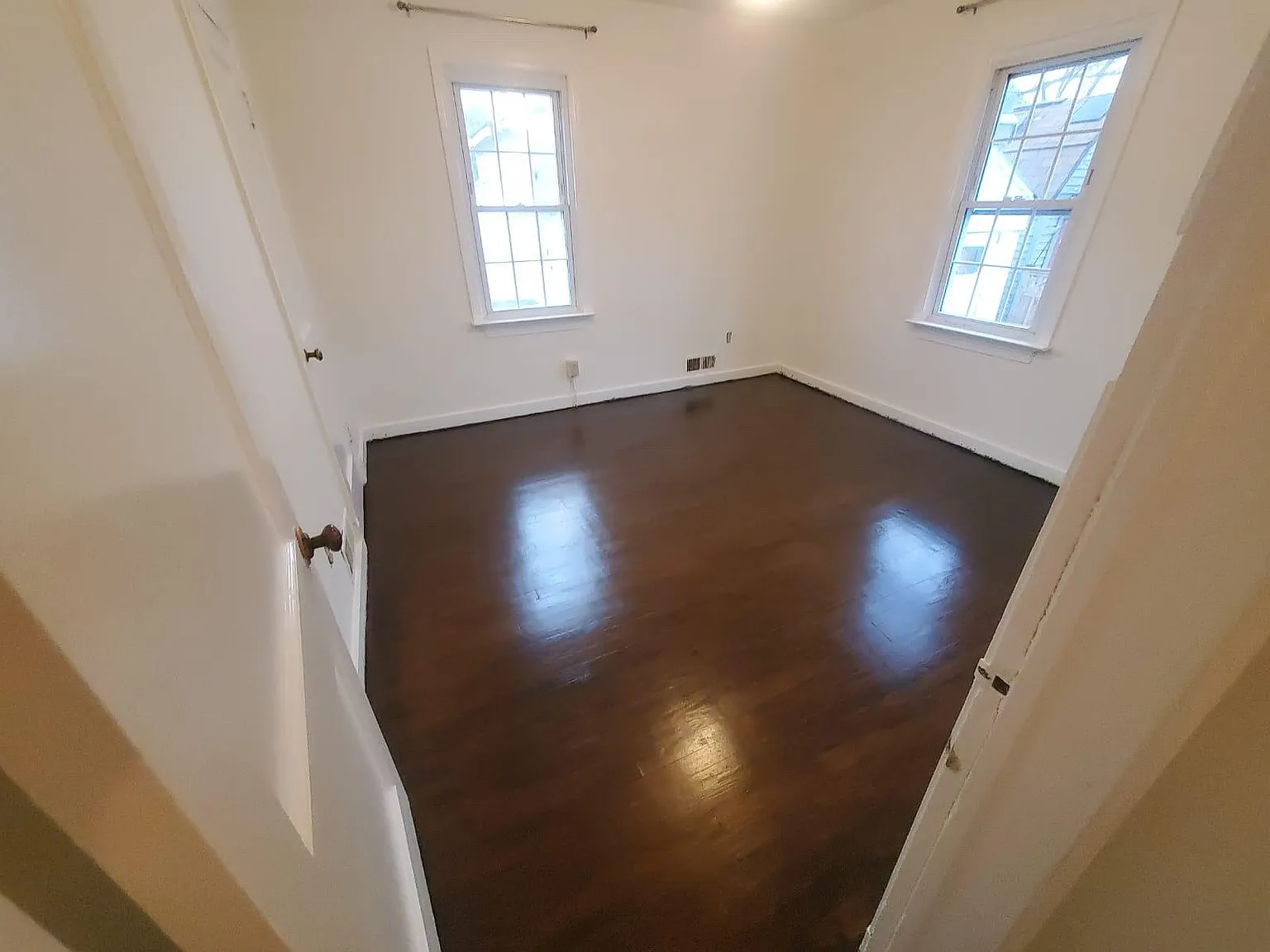 3 bed, 1017 sqft, $3,300 — Photo 3
