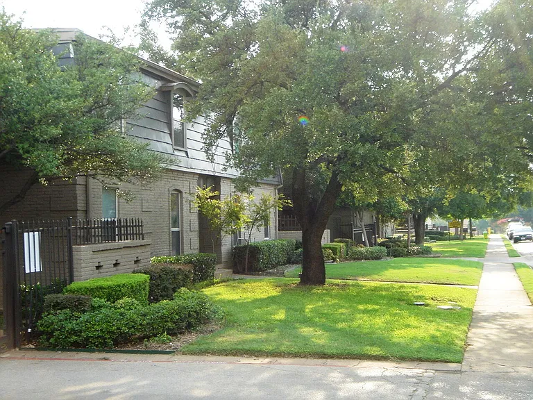 Amherst Oaks — Photo 25
