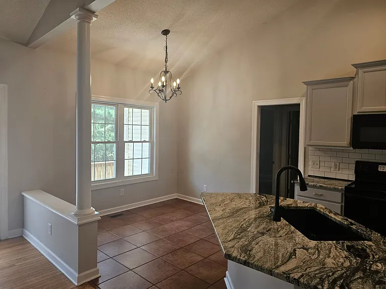 140 Patricia Ct — Photo 8