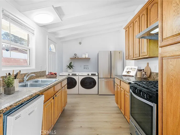 20321 Hamlin St — Photo 14