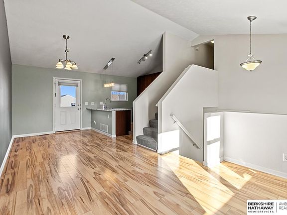 3rd image of 15828 Blackwalnut St